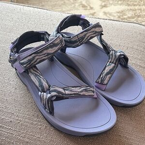 Teva Unisex Hurricane XLT 2 Sandals in Perwinkle and Blue. Size 6 US 38/39 EUR